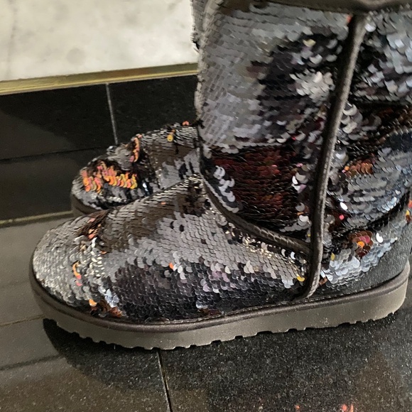 UGG Classic II Short Glitter Boots - Picture 5 of 9